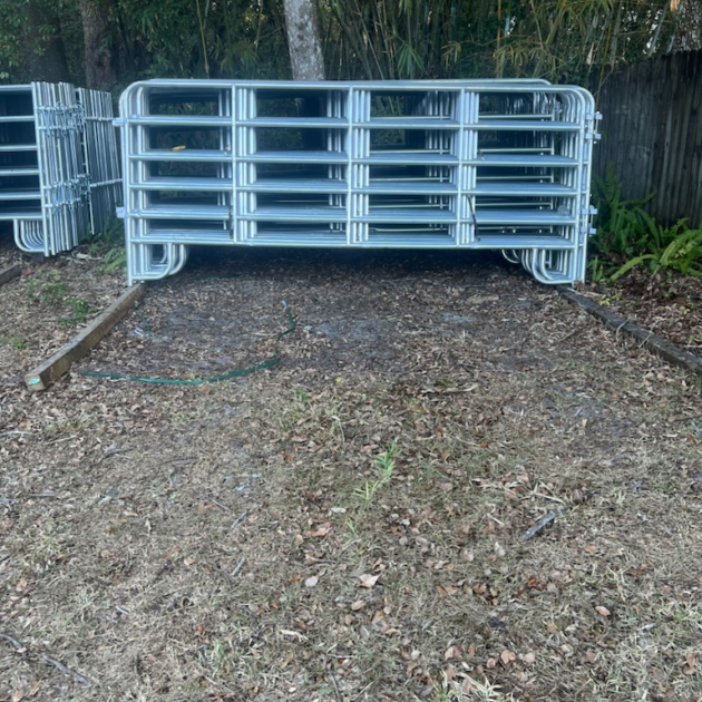 7: Horse and cattle round top 12ft Horse round pen panels has 3 braces 6 bars